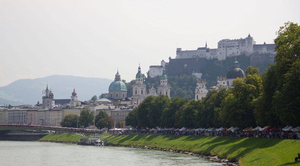 Blick über die salzach auf Salzburg