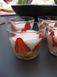 vier kleine gläser mit erdbeeren und joghurt auf biskuitboden
