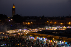 blick über den nächtlich beleuchteten jmaa al fna in marokko