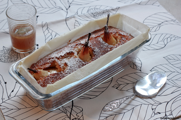 Vanillekastenkuchen mit karamellisierten Lorbeerbirnen