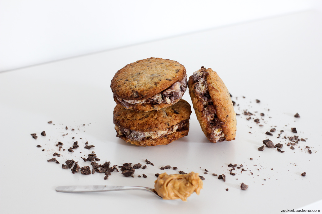 Cookie-Erdnussbutter-Schoko-Eissandwiches