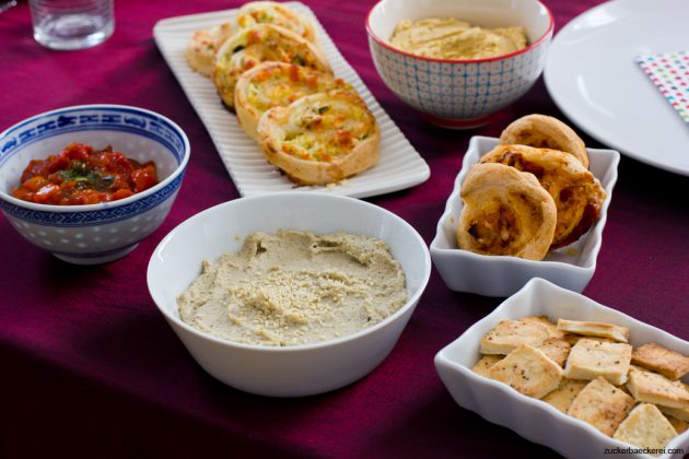 Salsa-Dip, Baba Ghanoush, Blätterteigschnecken, Hummus, Salz-Pfeffer-Cracker