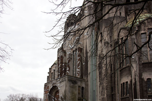 Kuppelkirche mit Möwen