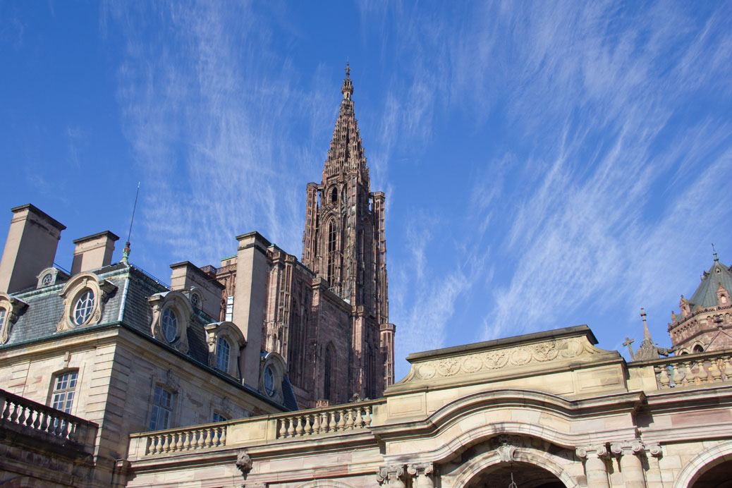 kathedrale von straßburg von unten vor blau-weißem himmel