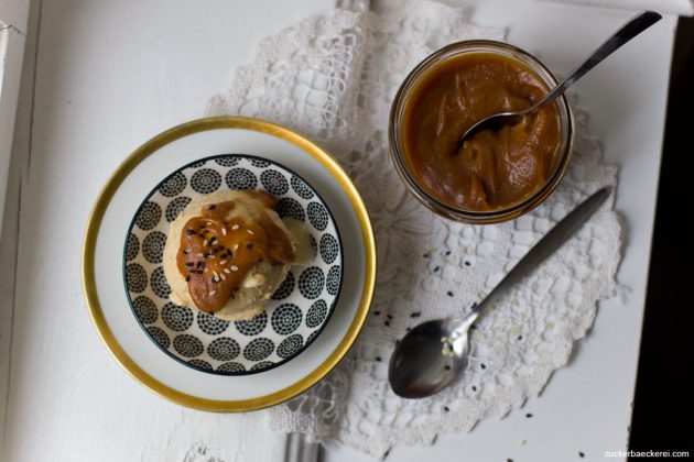 Vanille-Eis mit Tahini-Karamell