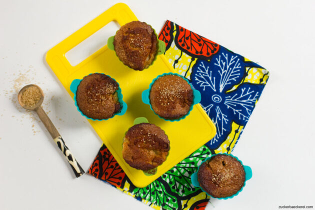 honig-apfel-walnuss-muffins auf einem gelben plastikbrett, vogelperspektive