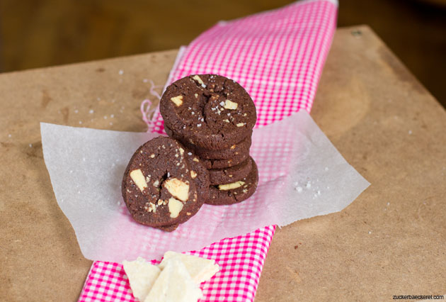 schokocookies mit karamellisierter weißer schokolade