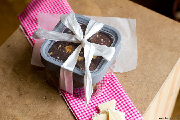 box mit schokocookies mit karamellisierter weißer schokolade