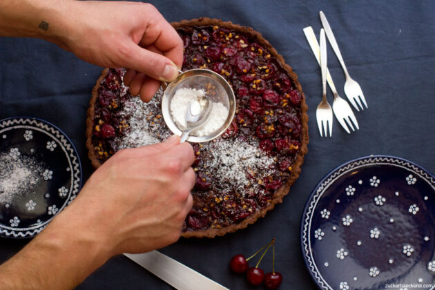 tarte wird mit staubzucker bestreut, vogelperspektive