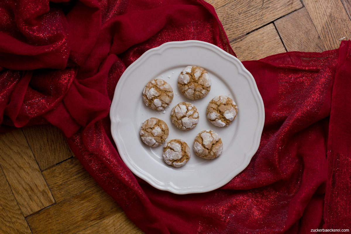 dirty-chai-earthquake-cookies auf einem weißen teller auf rot-glitzerndem stoff,vogelperspektive