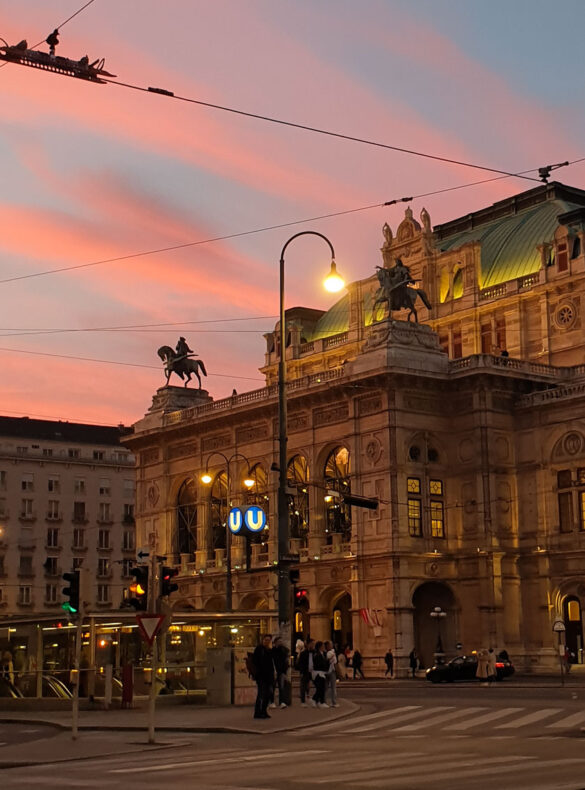 Wiener Oper im Abendrot