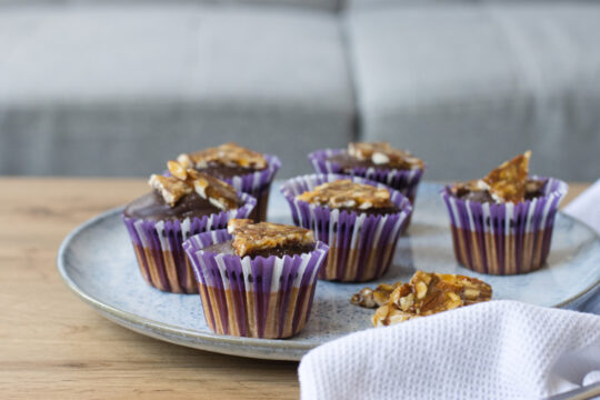 Mandelmuffins mit Ganache und Mandelkrokant – Zuckerbäckerei