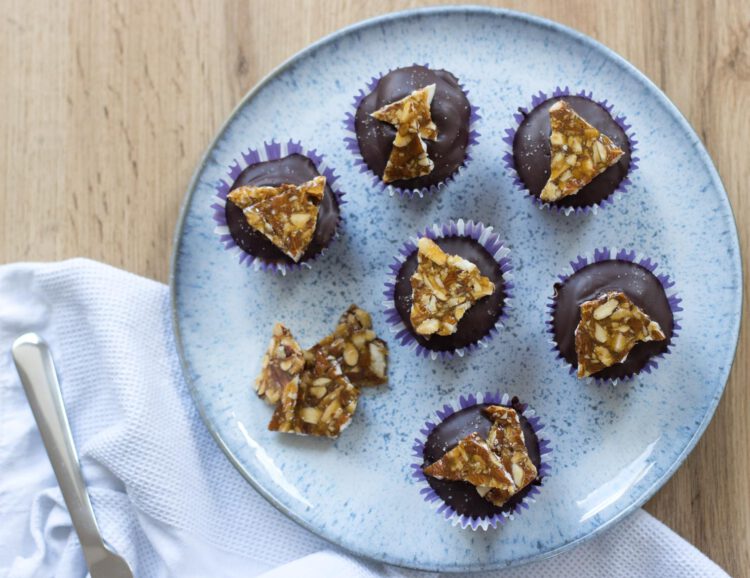 Mandelmuffins mit Ganache und Mandelkrokant
