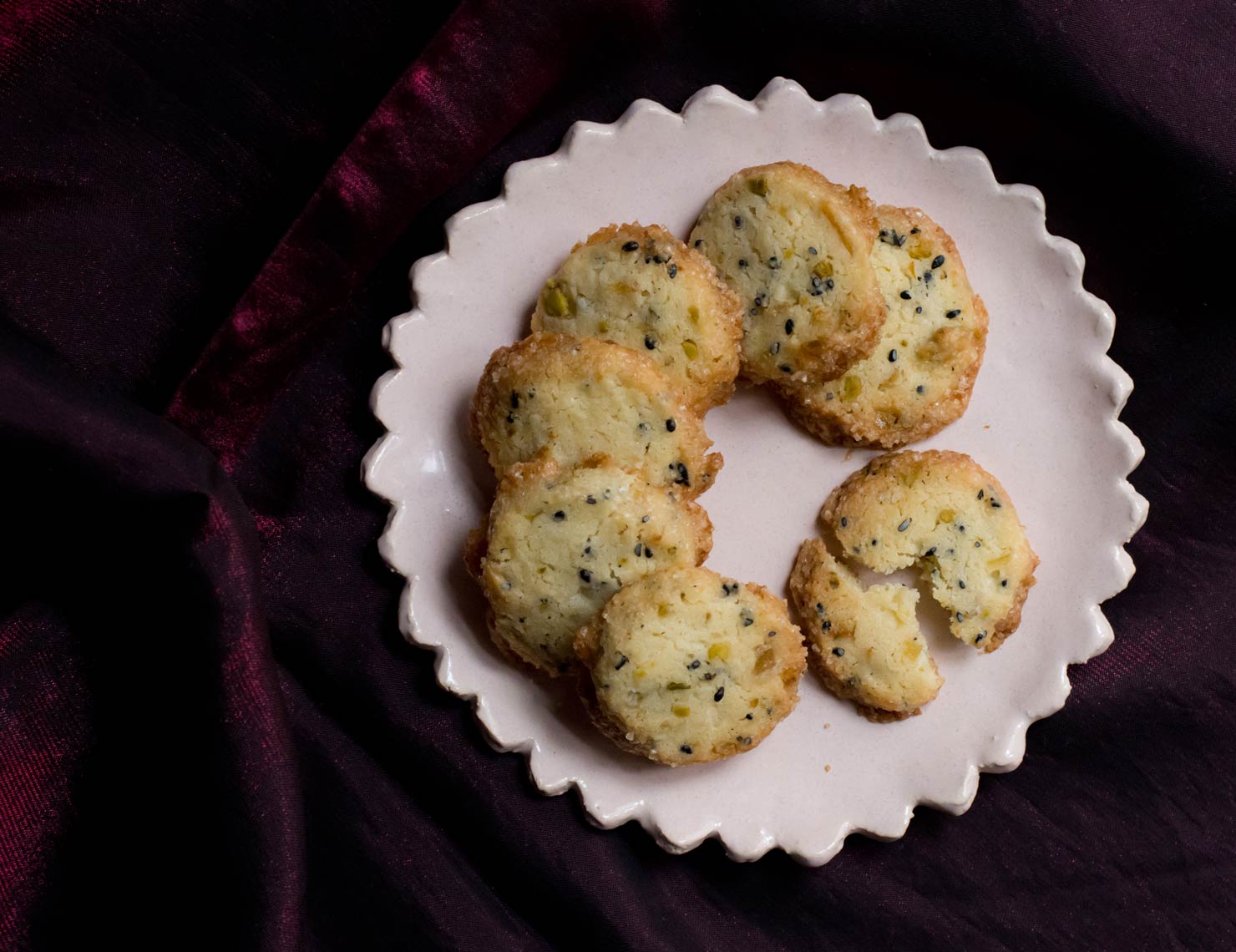 Sandgebäck mit kandierten Zitrusschalen, Ingwer, Pistazien und Sesam ...