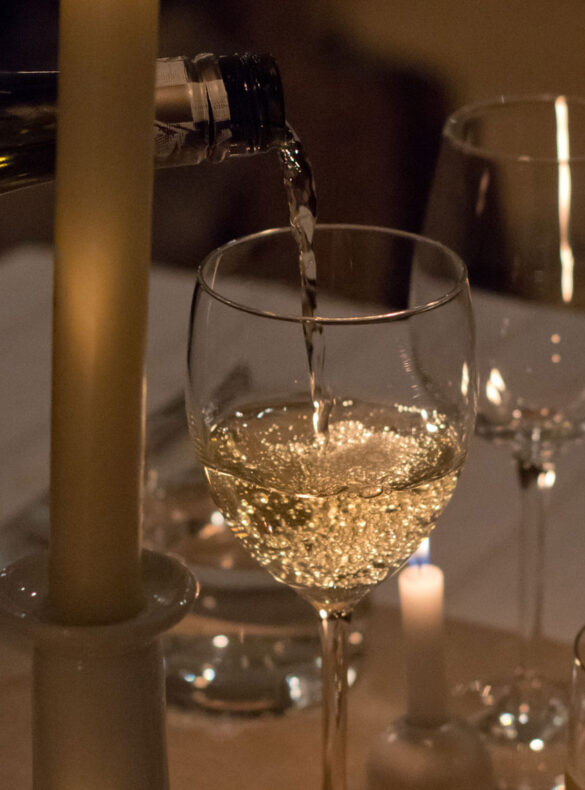 Weinglas mit Kerzenbeleuchtung