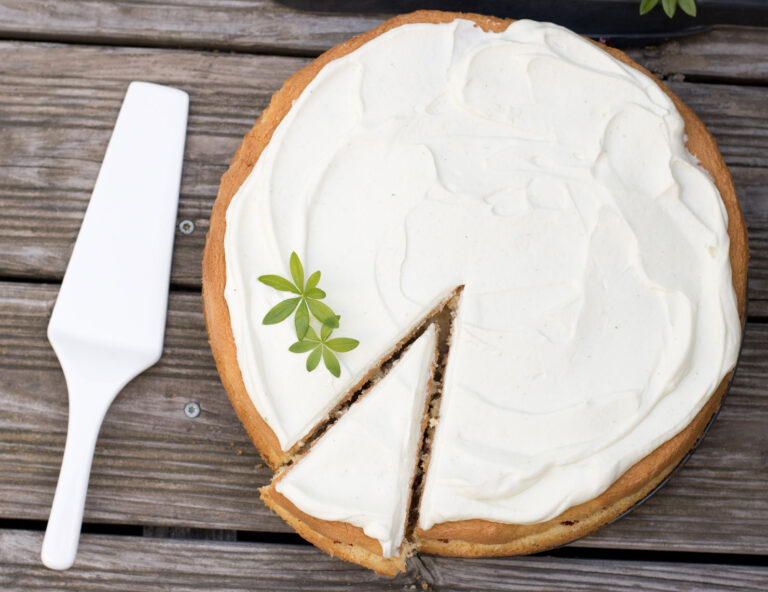 Biskuittorte mit Brombeeren und Waldmeistersahne – Zuckerbäckerei