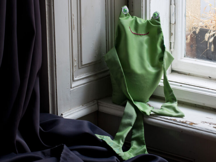 genähter frosch