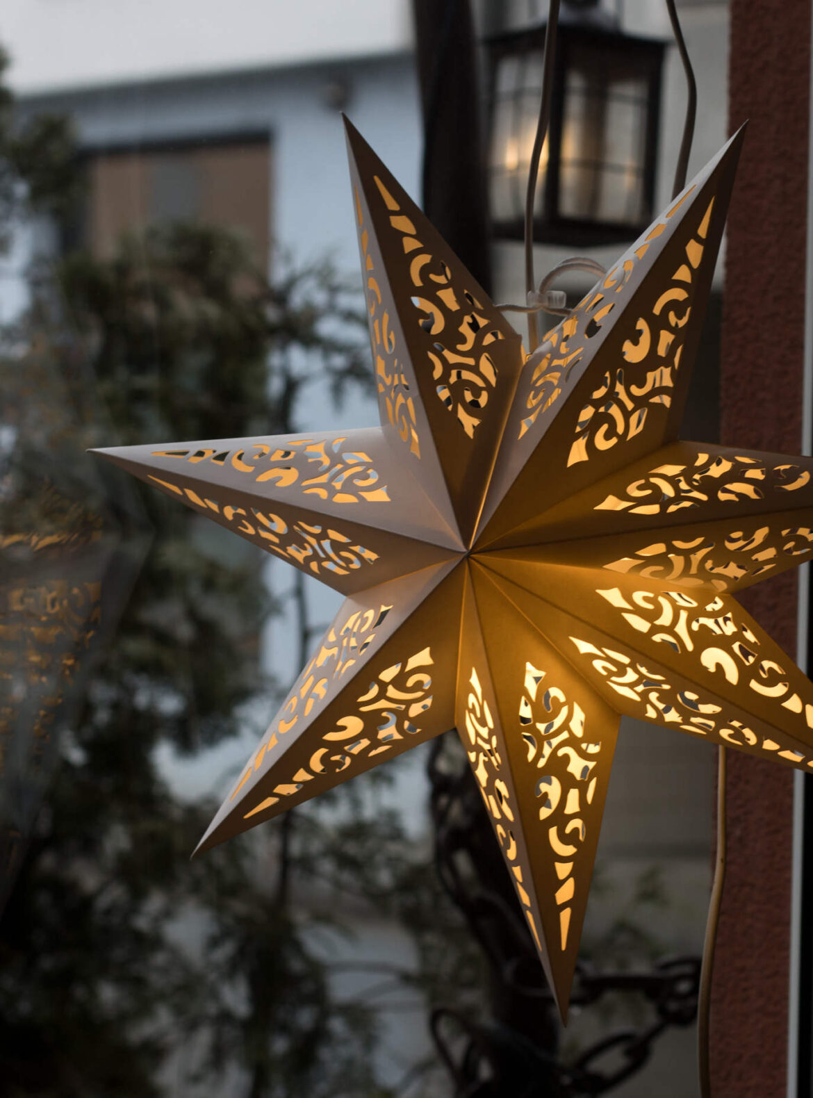 leuchtender Stern im Fenster