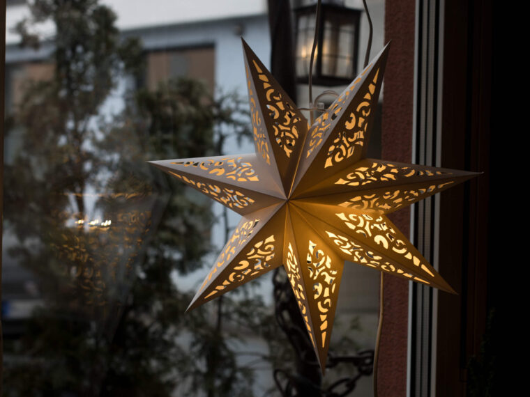 leuchtender Stern im Fenster