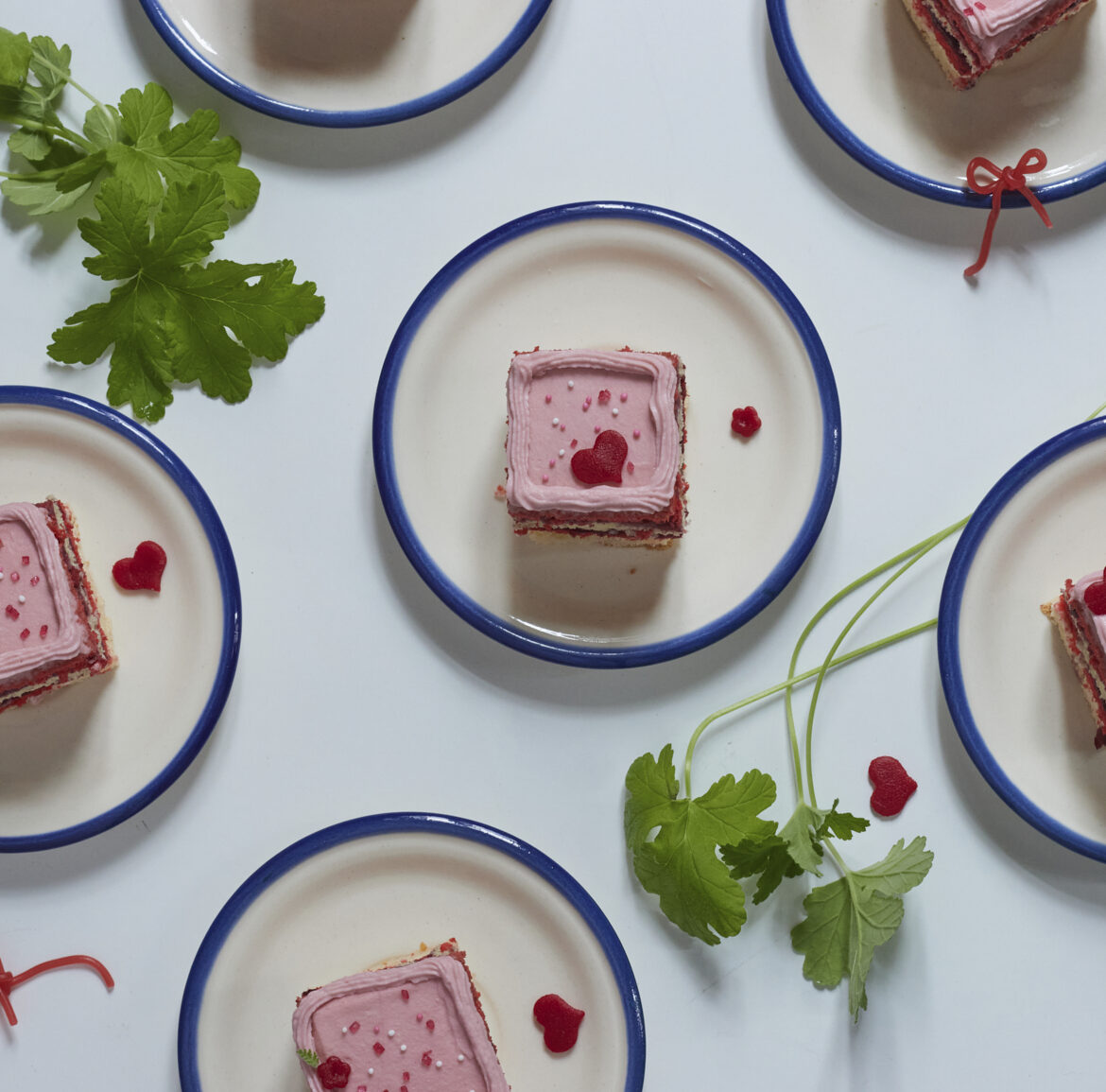 Valentinstagsschnitten auf Tellern, Vogelperspektive