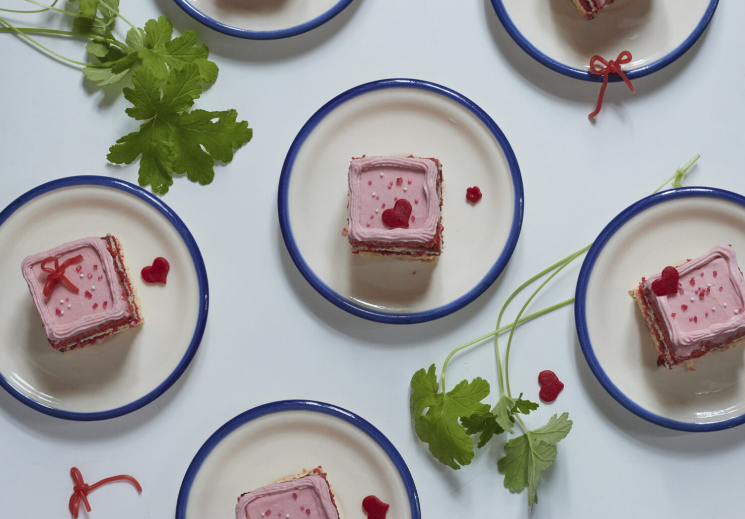 Valentinstagsschnitten auf Tellern, Vogelperspektive