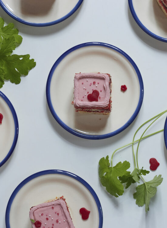 Valentinstagsschnitten auf Tellern, Vogelperspektive