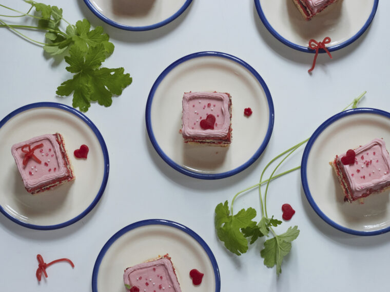 Valentinstagsschnitten auf Tellern, Vogelperspektive