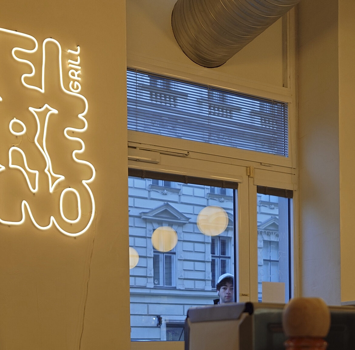 leuchtschrift an der wand