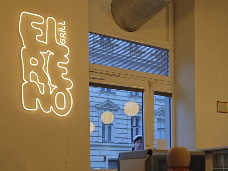 leuchtschrift an der wand