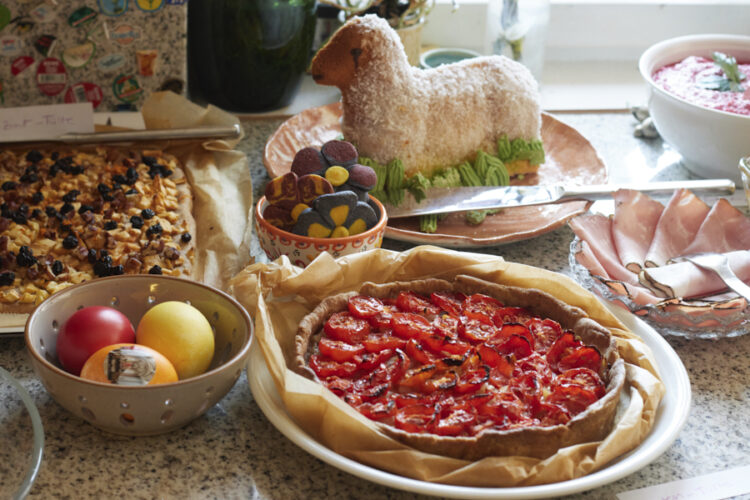 Tomatentarte Osterlamm Blütenkekse Ostereier