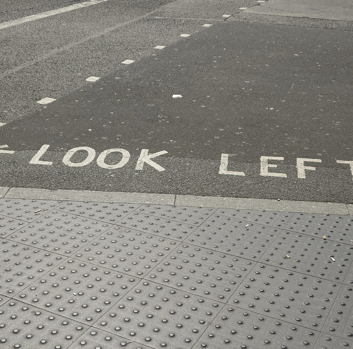 "look left" beschriftung bei einem fußgängerübergang