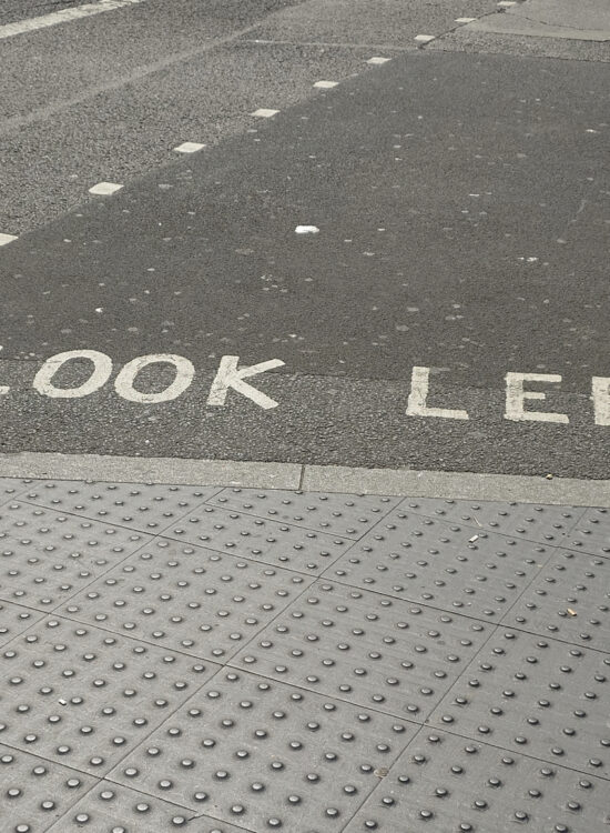 "look left" beschriftung bei einem fußgängerübergang