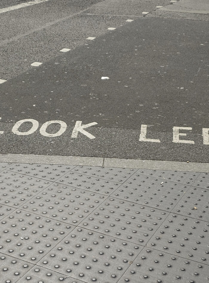 "look left" beschriftung bei einem fußgängerübergang