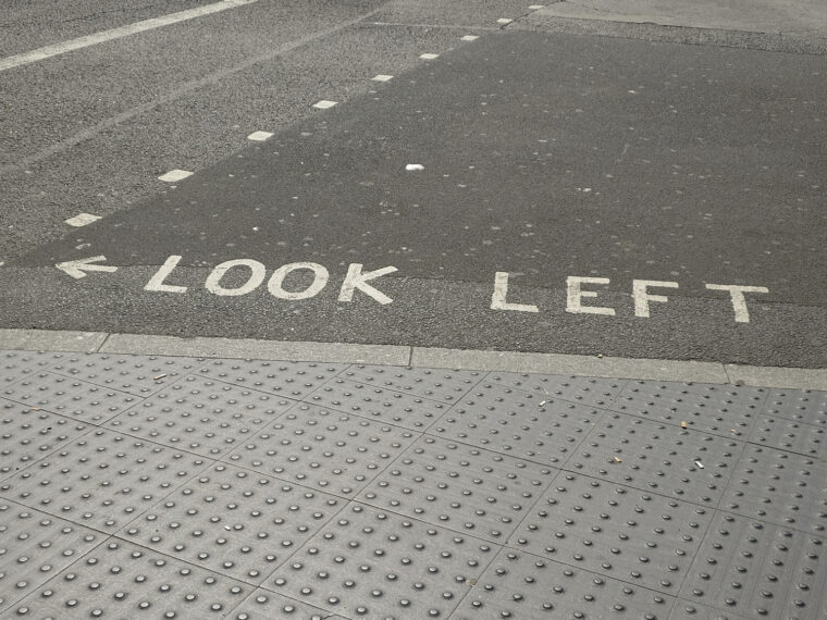 "look left" beschriftung bei einem fußgängerübergang