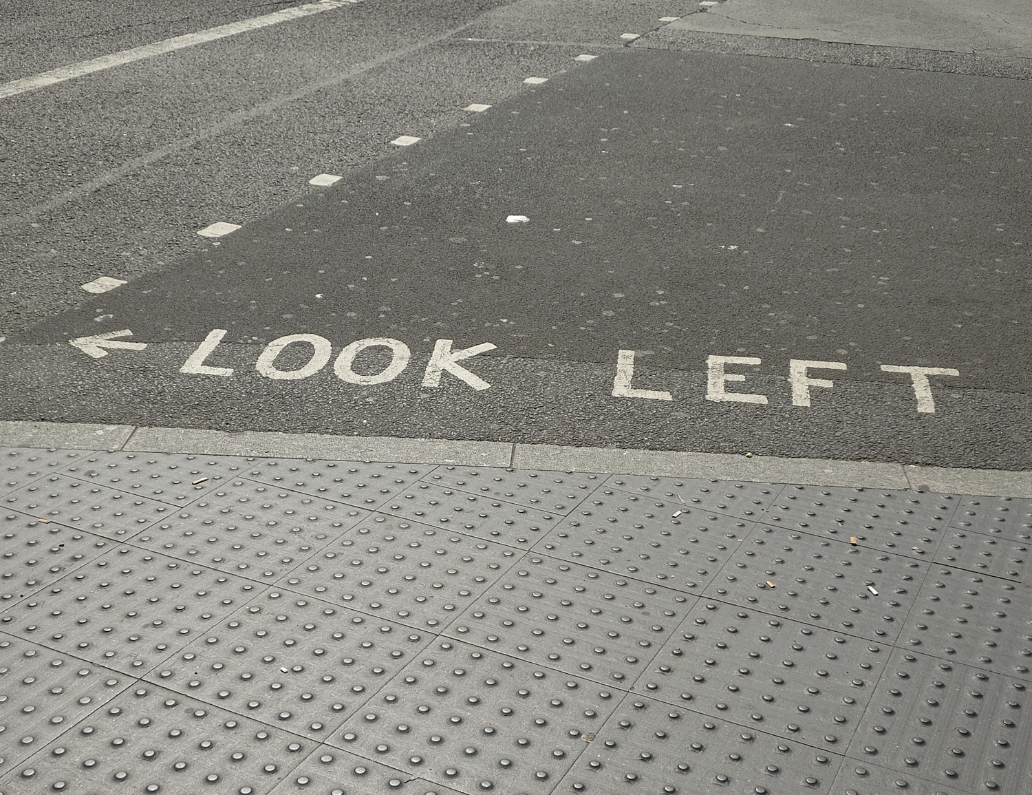 "look left" beschriftung bei einem fußgängerübergang
