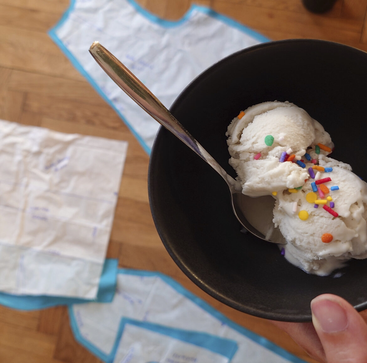 zwei Kugeln Eis mit Zuckerstreuseln