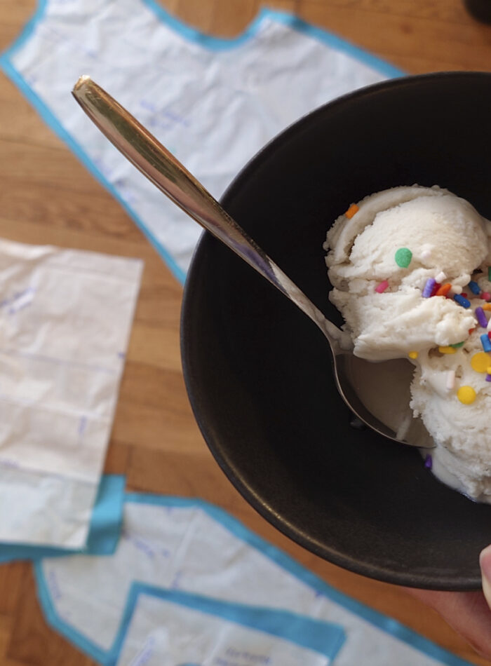 zwei Kugeln Eis mit Zuckerstreuseln