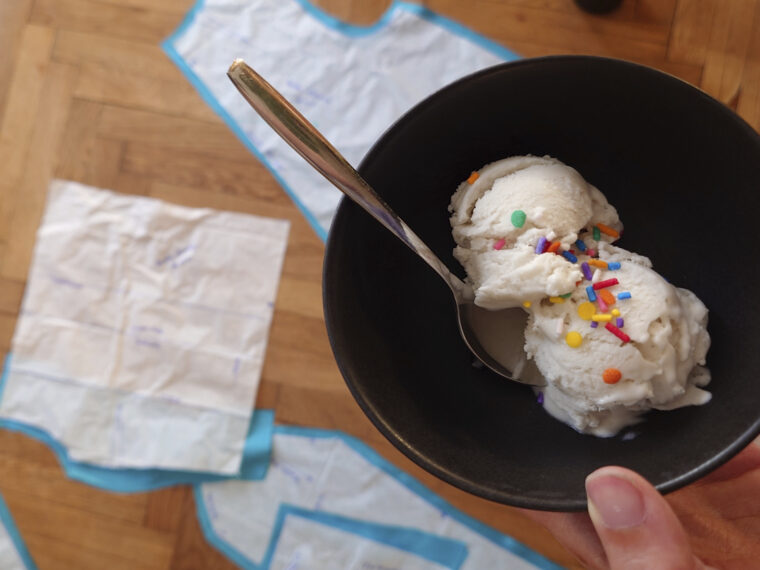 zwei Kugeln Eis mit Zuckerstreuseln