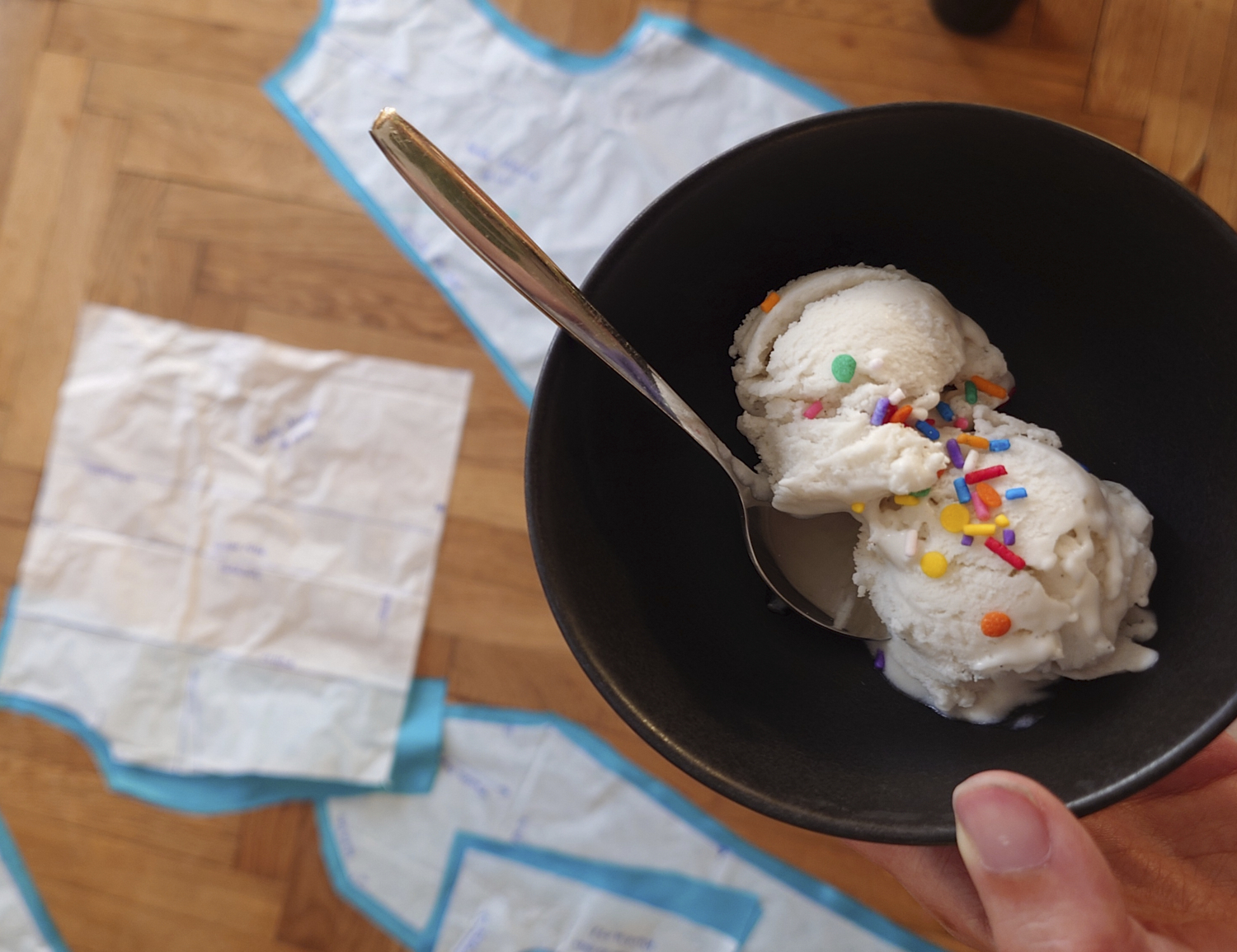 zwei Kugeln Eis mit Zuckerstreuseln