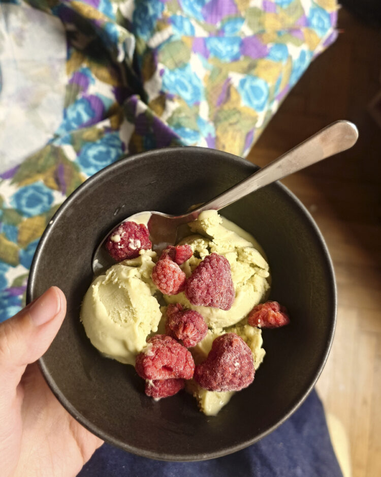 Matchaeis mit Himbeeren