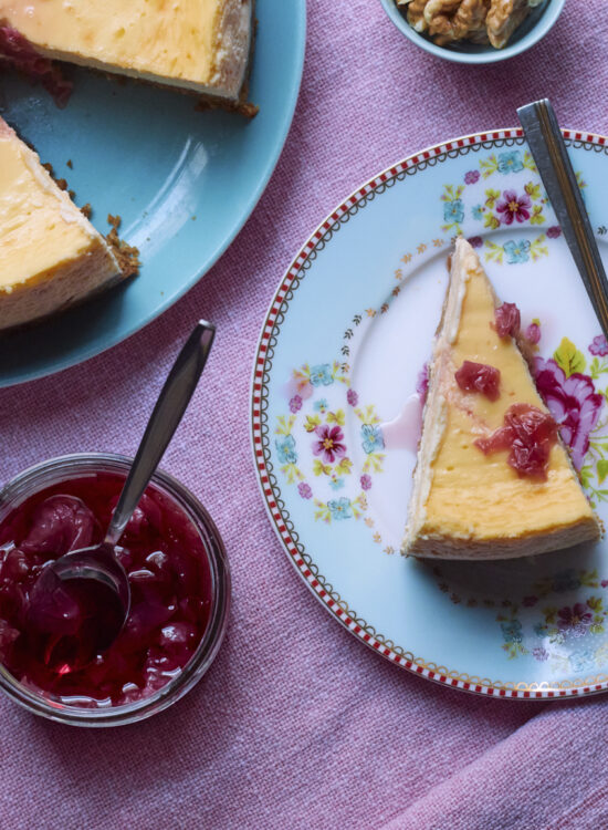 ein stück käsekuchen auf einem teller mit rosenmuster