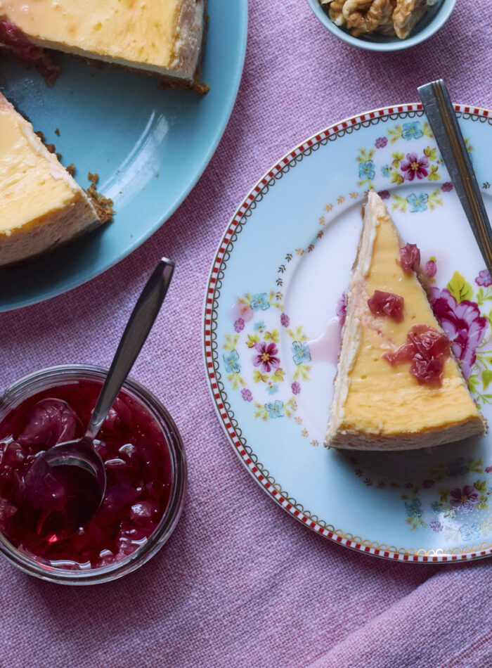 ein stück käsekuchen auf einem teller mit rosenmuster