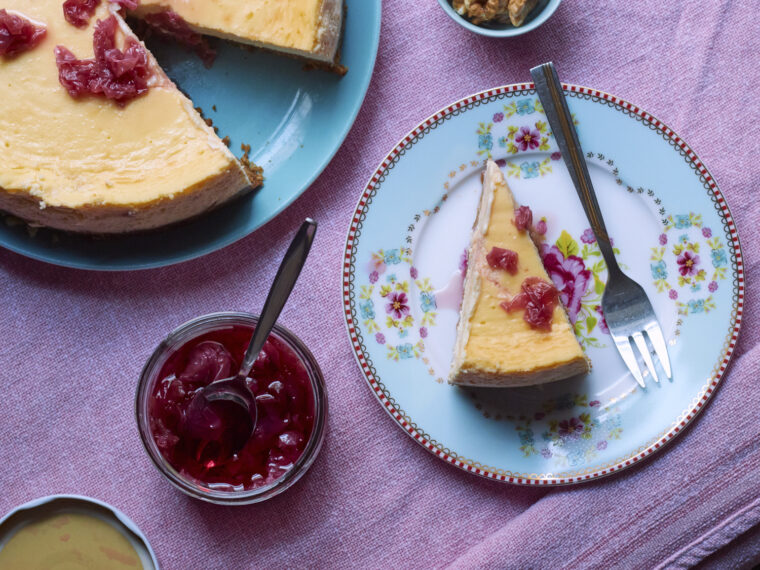 ein stück käsekuchen auf einem teller mit rosenmuster