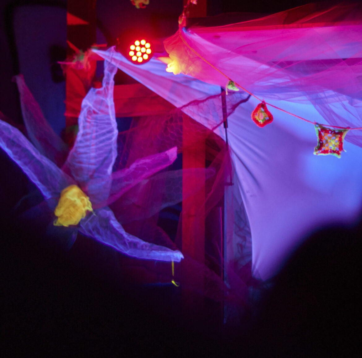 blumen und häkelgirlande bühnenaufbau mit UV-licht