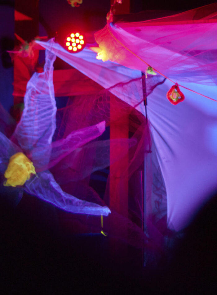 blumen und häkelgirlande bühnenaufbau mit UV-licht