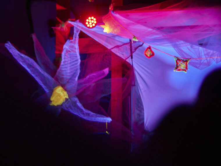 blumen und häkelgirlande bühnenaufbau mit UV-licht